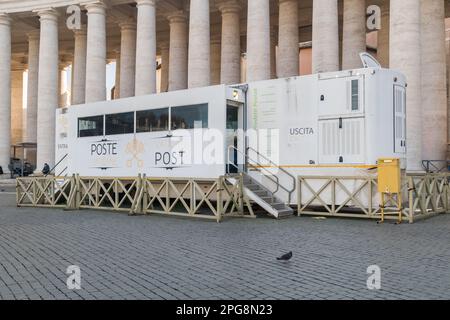 Vatican, Vatican - 7 décembre 2022 : bureau de poste mobile dans l'État de la Cité du Vatican, sur la place Saint-Pierre. Banque D'Images