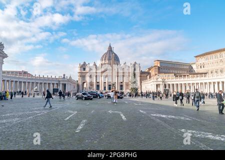 Vatican, Vatican - 7 décembre 2022 : vue sur Saint-Jean La place Pierre de Saint Basilique Saint-Pierre par temps nuageux. Banque D'Images