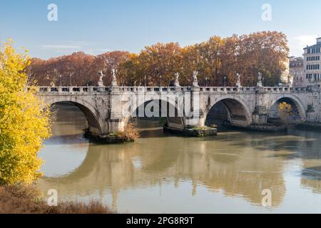 Rome, Italie - 7 décembre 2022: Ponte Sant'Angelo, à l'origine le pont Aélien ou Pons Aelius, pont romain historique. Banque D'Images