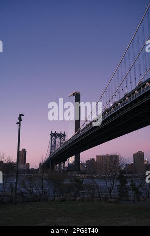 Vue aérienne au crépuscule du pont de Manhattan à New York, illuminé par le soleil couchant Banque D'Images
