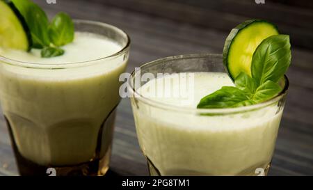 Soupe d'été froide avec concombre, yaourt et menthe. Banque D'Images