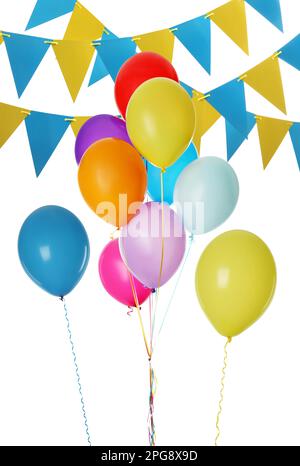 Ballons colorés et drapeaux décoratifs sur fond blanc Banque D'Images