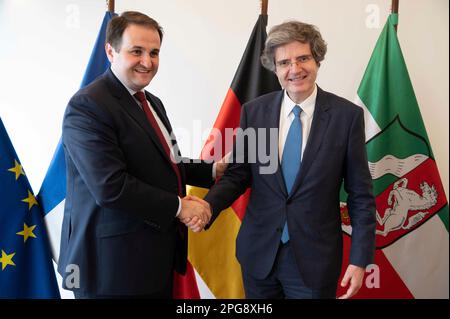 Düsseldorf, Allemagne. 21st mars 2023. De gauche à droite Nathanael LIMINSKI, Chef de la Chancellerie d'Etat du NRW, Françoise DELATTRE, FRS, Ambassadeur de France en Allemagne, visite inaugurale de l'Ambassadeur de France Françoise DELATTRE à la Chancellerie d'Etat de Düsseldorf, 21 mars 2023, crédit: dpa/Alay Live News Banque D'Images