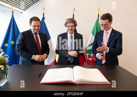 Düsseldorf, Allemagne. 21st mars 2023. De gauche à droite Nathanael LIMINSKI, Chef de la Chancellerie d'Etat NRW, Françoise DELATTRE, FRS, Ambassadeur de France en Allemagne, signe le livre d'or du gouvernement d'Etat, Hendrik WUEST, Wust, CDU, Premier Ministre de la Rhénanie-du-Nord-Westphalie, visite inaugurale de l'Ambassadeur de France Françoise DELATTRE dans l'Etat de Düsseldorf, 21 mars, 2023, Credit: dpa/Alay Live News Banque D'Images