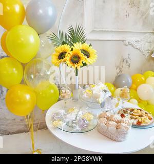 Ballons jaunes et gris de fête. Fêtes d'anniversaire, mariage, engagement, douche de bébé. Gros plan. Banque D'Images