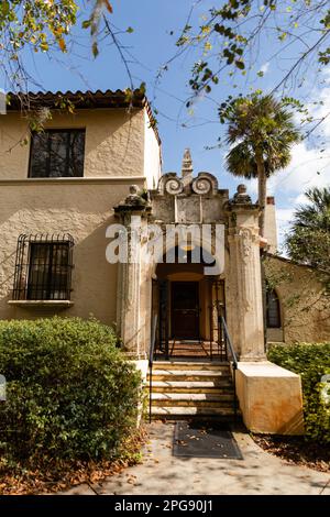 Escaliers près de la porte d'entrée de la maison de style méditerranéen à Miami, image de stock Banque D'Images