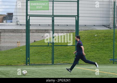 Edinburgh, Écosse, Royaume-Uni, 21 mars 2023. Hamza Yousaf, candidat à la direction du SNP, à la Spartans Community football Academy, va lancer la politique football pour tous. credit sst/alamy nouvelles en direct Banque D'Images