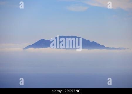 Le sommet de la montagne Jebel Musa au Maroc au-dessus de la basse nuée, au-dessus du droit de Gibraltar, vu du territoire britannique d'outre-mer de Gibraltar, Banque D'Images