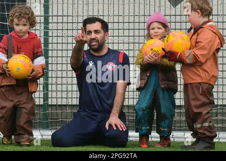 Edinburgh, Écosse, Royaume-Uni, 21 mars 2023. Hamza Yousaf, candidat à la direction du SNP, à la Spartans Community football Academy, va lancer la politique football pour tous. credit sst/alamy nouvelles en direct Banque D'Images