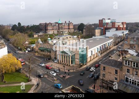 Paysage urbain aérien du centre de congrès et des bâtiments d'exposition de Harrogate parmi l'architecture victorienne de la ville du Yorkshire Spa Banque D'Images