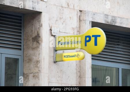 Rome, Italie - 8 décembre 2022: Logo et signe de la poste italienne (poste Italiane) avec ATM. Banque D'Images