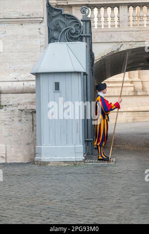 Vatican, Vatican - 8 décembre 2022: Membre de la Garde suisse pontificale ou de la Garde suisse pontificale (Guardia Svizzera Pontificia). Banque D'Images