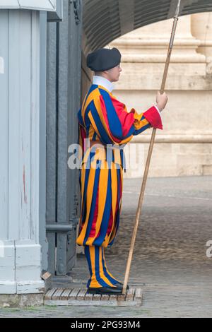 Cité du Vatican, Vatican - 8 décembre 2022: Membre de la Garde suisse pontificale avec halberd. Banque D'Images