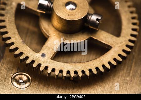 Roue dentée en laiton d'une horloge vintage, photo macro avec mise au point douce sélective Banque D'Images