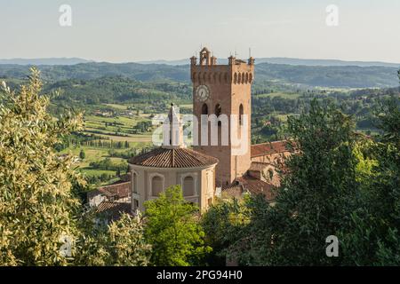 Ville de San Miniato : vue panoramique, clocher de la cathédrale Duomo (cathédrale de Santa Maria Assunta e San Genesioand) Pise, Toscane Italie Banque D'Images