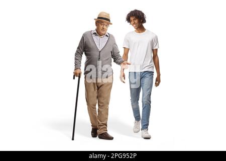 Portrait complet d'un homme afro-américain souriant et marchant avec un homme âgé isolé sur fond blanc Banque D'Images