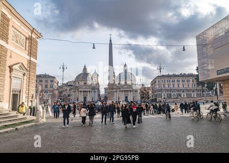 Rome, Italie - 8 décembre 2022 : place Piazza del Popolo surpeuplée. Banque D'Images