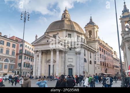 Rome, Italie - 8 décembre 2022: Santa Maria à Montesanto église dans le Rione Campo Marzio. Banque D'Images