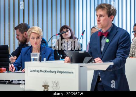 Schwerin, Allemagne. 21st mars 2023. Manuela Schwesig (SPD), ministre-président de Mecklembourg-Poméranie occidentale, regarde le membre du Parti Vert du Parlement d'État Hannes Damm lors de son discours à la session d'urgence du Parlement d'État de Mecklembourg-Poméranie occidentale. Le débat sur la Fondation pour le climat de Mecklembourg-Poméranie occidentale continue d'occuper le Parlement de l'État dans la semaine de la session en cours. Lors de la session d'urgence, les partis de l'opposition veulent élargir le mandat du comité d'enquête sur cette question. Credit: Jens Büttner/dpa/Alay Live News Banque D'Images