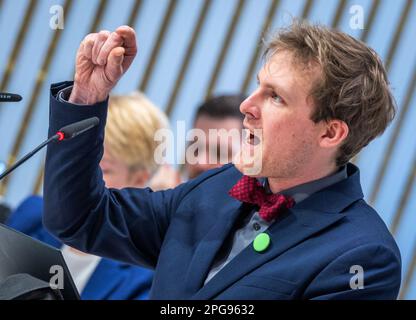 Schwerin, Allemagne. 21st mars 2023. Hannes Damm, membre du Parti Vert du Parlement de l'État, gestuelle lors de son discours lors de la session d'urgence du Parlement de l'État de Mecklembourg-Poméranie occidentale. Le débat sur la Fondation pour le climat de Mecklembourg-Poméranie occidentale continue d'occuper le Parlement de l'État dans la semaine de la session en cours. Lors de la session d'urgence, les partis d'opposition veulent élargir le mandat de la commission d'enquête sur cette question. Credit: Jens Büttner/dpa/Alay Live News Banque D'Images