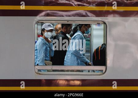 Bangkok, Thaïlande. 21st mars 2023. Personnes vues dans le train à la grande gare de Bang Sue à Bangkok. (Credit image: © Varuth Pongsaponwatt/SOPA Images via ZUMA Press Wire) USAGE ÉDITORIAL SEULEMENT! Non destiné À un usage commercial ! Banque D'Images