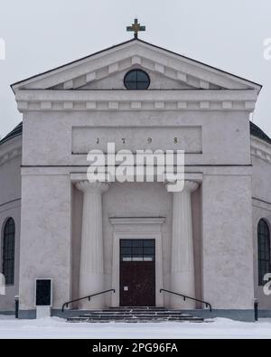 Entrée de l'église de Hameenlinna en hiver, couverte de neige par une journée nuageux. Hameenlinna, Finlande. Banque D'Images