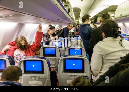 Miami Florida, aéroport international de MIA, arrivée d'un vol AeroMexico au départ de Mexico, passagers se débarquant, cabine de classe économique Banque D'Images