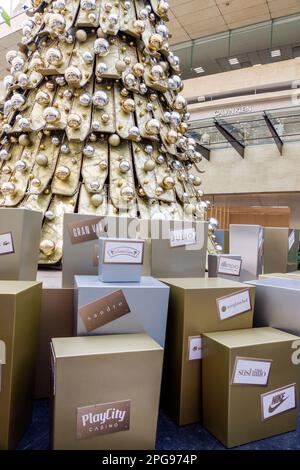 Mexico, Polanco Antara, centre commercial haut de gamme en plein air, artificiel arbre de Noël décoration de vacances décoration présente boîtes marques, intérieur inter Banque D'Images