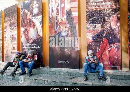 Mexico, Polanco Antara, haut de gamme Open-air shman hommes, adultes, résidents, centre commercial de saut, signes d'information, promotion promoti Banque D'Images
