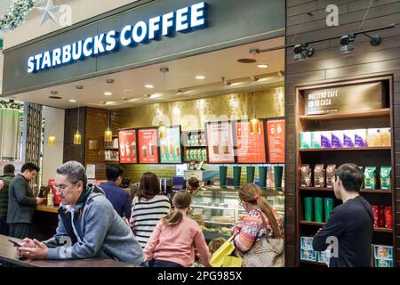 Mexico, Polanco, El Palacio de Hierro, grand magasin de luxe, café Starbucks en magasin, homme hommes, femme femme femme femme, adulte, résident Banque D'Images