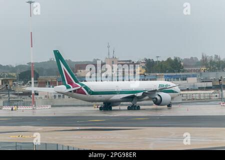 Fiumicino, Italie - 9 décembre 2022 : Boeing 777-243(ER) Alitalia à l'aéroport Leonardo da Vinci–Fiumicino. Banque D'Images