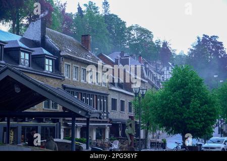 Bâtiments de la Roche-en-Ardenne en belgique avec brume d'automne. Banque D'Images