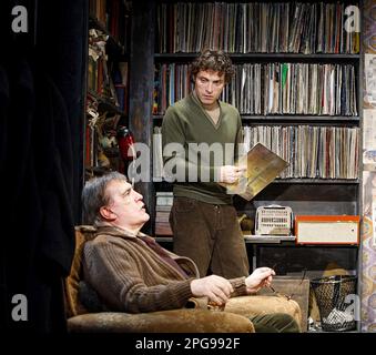 l-r: Brian Cox (Max), Rufus Sewell (Jan) dans ROCK 'N' ROLL par Tom Stoppard au Jerwood Theatre en bas, Royal court Theatre, Londres SW1 14/06/2006 ensemble design: Robert Jones costumes: Emma Ryott éclairage: Howard Harrison réalisateur: Trevor Nunn Banque D'Images