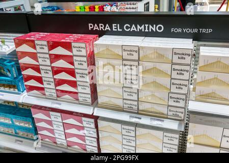 Mexico, Aeropuerto Internacional Benito Juarez International Airport, terminal concourse zone porte, duty free carpls cigarettes Marlboro, fumer ki Banque D'Images