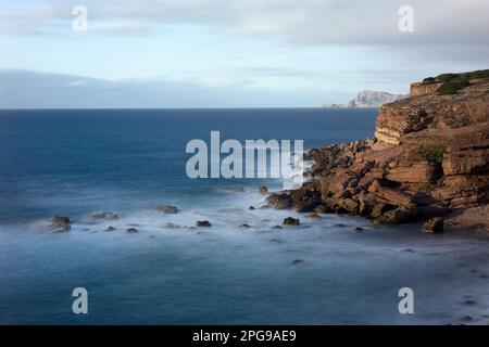 Falaises de Cala Viola à Porticciolo. Sassari, Sardaigne. Italie Banque D'Images