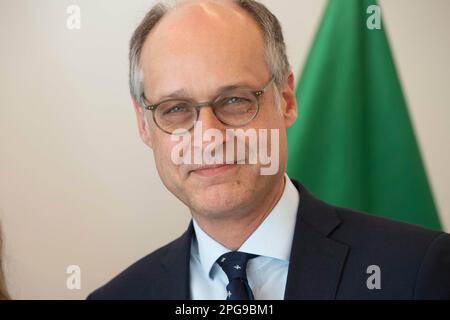 Düsseldorf, Allemagne. 21st mars 2023. dr Urban MAURER, Secrétaire d'Etat au Ministère des écoles et de l'éducation de l'Etat de Rhénanie-du-Nord-Westphalie, à la Chancellerie d'Etat de Düsseldorf, 21 mars 2023, crédit: dpa/Alay Live News Banque D'Images