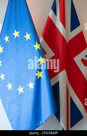 Düsseldorf, Allemagne. 21st mars 2023. Le drapeau européen, l'UE, l'Union européenne, à gauche, et le drapeau britannique, Union Jack, dispositif, photo symbolique, motif de la frontière, Brexit, dans la Chancellerie d'État de Düsseldorf, 21 mars 2023, crédit : dpa/Alay Live News Banque D'Images