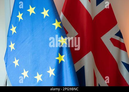 Düsseldorf, Allemagne. 21st mars 2023. Le drapeau européen, l'UE, l'Union européenne, à gauche, et le drapeau britannique, Union Jack, dispositif, photo symbolique, motif de la frontière, Brexit, dans la Chancellerie d'État de Düsseldorf, 21 mars 2023, crédit : dpa/Alay Live News Banque D'Images