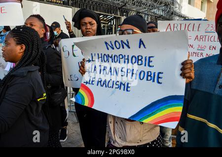 21 mars 2023, Tunis, Tunisie: Tunis, Tunisie. 21 mars 2023. Les Africains sub-sahariens tiennent une veillée devant le siège du HCR à Tunis exigeant d'être rapatriés après ne plus se sentir en sécurité dans le pays. Des centaines de migrants subsahariens ont demandé de l'aide pour le rapatriement dans leurs ambassades, à la suite des remarques du président tunisien Kais Saied sur le 21 février concernant les immigrants illégaux qui causent beaucoup d'insécurité en Tunisie. Depuis que ces commentaires ont été faits, les migrants subsahariens ont parlé d'être soumis à des actes de harcèlement et d'intimidation dans le pays d'Afrique du Nord (Credit image: © Hasan mrad/ Banque D'Images