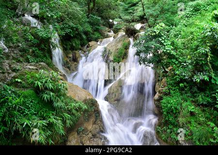 Ressources naturelles en eau, chute d'eau de la nature Banque D'Images