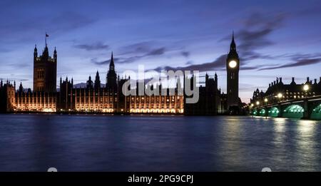 Londres, Royaume-Uni. 30th octobre 2022. Le palais de Westminster avec la tour Elizabeth, où pend la cloche Big Ben, sur les rives de la Tamise avec le pont Westminster dans la soirée. Le Palais de Westminster est le siège du Parlement britannique. Le complexe est également connu sous le nom de chambres du Parlement. Credit: Jan Woitas/dpa/Alay Live News Banque D'Images