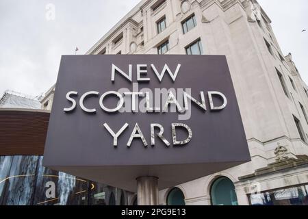 Londres, Royaume-Uni. 21st mars 2023. Le point de vue général du panneau en dehors de New Scotland Yard comme le rapport de la baronne Louise Casey sur la police métropolitaine est publié, qui décrit la force comme « institutionnellement raciste, misogyne et homophobe ». (Photo de Vuk Valcic/SOPA Images/Sipa USA) crédit: SIPA USA/Alay Live News Banque D'Images