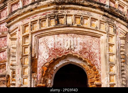 Détail de porte architecturale à l'emblématique Hindu Nava Kailash ou 108 Shiv Mandirs à Kalna ou Ambika Kalna, district de Purba Bardhaman, Bengale occidental, Inde Banque D'Images