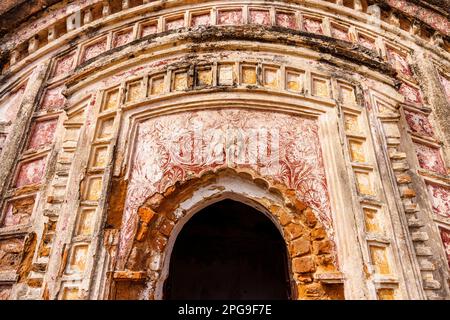 Détail de porte architecturale à l'emblématique Hindu Nava Kailash ou 108 Shiv Mandirs à Kalna ou Ambika Kalna, district de Purba Bardhaman, Bengale occidental, Inde Banque D'Images