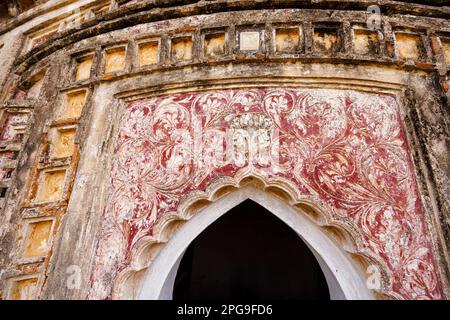 Détail de porte architecturale à l'emblématique Hindu Nava Kailash ou 108 Shiv Mandirs à Kalna ou Ambika Kalna, district de Purba Bardhaman, Bengale occidental, Inde Banque D'Images