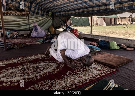 Brahim Ramdhane, ancien esclave et fondateur de son ONG Fondation Sahel, visite sa famille chaque week-end, à Boutilimit, en Mauritanie, où il s'est libéré de l'esclavage comme adolescent et est allé à l'école. Aujourd'hui, il lutte contre l'oppression de sa tribu Haratin et pour des opportunités éducatives équitables. Banque D'Images