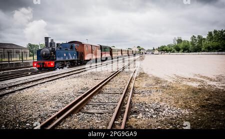 Steamtrain à la gare en France Banque D'Images