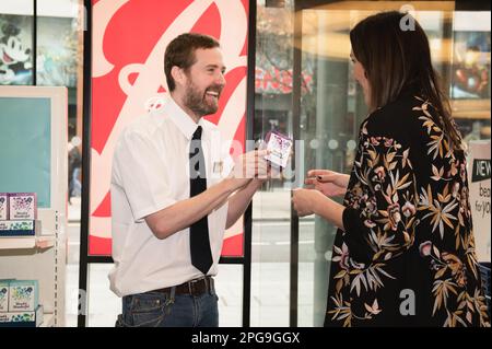 Londres, Royaume-Uni. 21st mars 2023. Kaiser Chiefs Ricky Wilson explique les avantages de Doctor Seaweed Weed & Wonderful Supplements dans les magasins Boots. Cristina Massei/Alamy Live News Banque D'Images