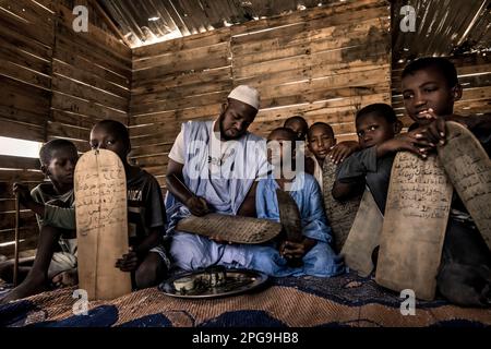 Les enfants de l'école coranique dans le district de Darbedda, appartiennent principalement à la tribu défavorisée de Haratin et sont en mesure d'aller à l'école coranique grâce à l'aide de l'ONG Fondation Sahel de Brahim Ramdhane à Nouakshott en Mauritanie. Banque D'Images