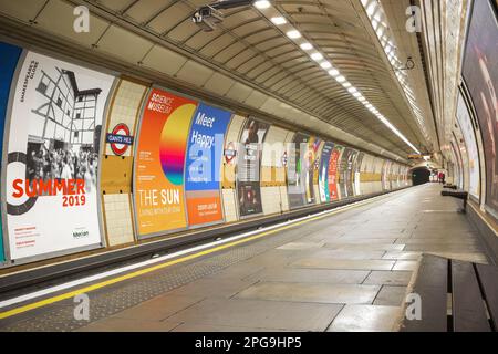 Londres, Royaume-Uni - 15 janvier 2023 - plate-forme vide à la station de métro Gants Hill de Londres Banque D'Images